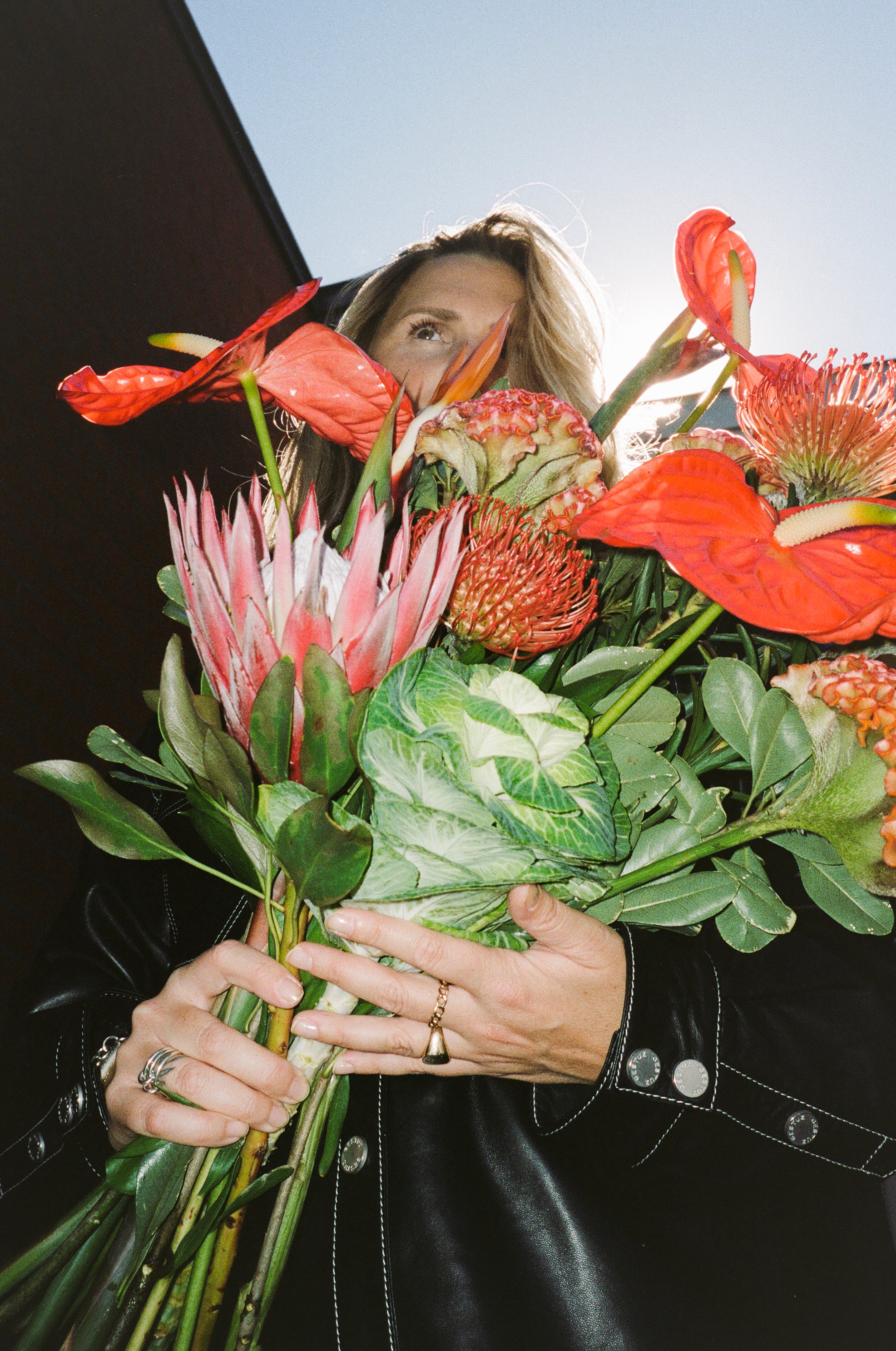 Main tenant un bouquet de fleurs fraîches au Marché aux fleurs Léo à Montréal